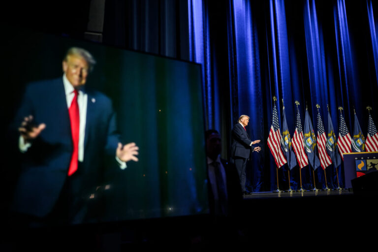 Desaprobación Mayoritaria golpea a Trump en encuestas