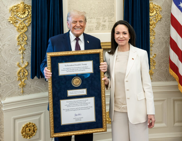 Controversia por Medalla Nobel en Manos de Trump