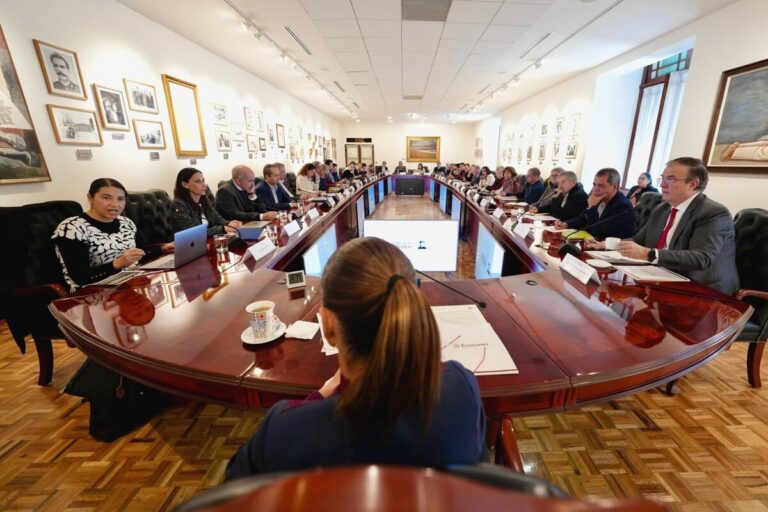 Sheinbaum se reunió con economistas y le reclamaron inversión y Estado de derecho