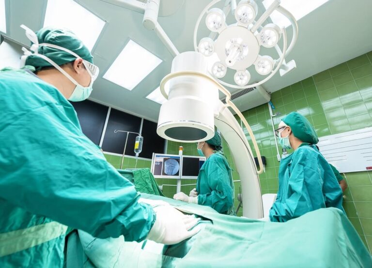 El sistema de salud de EE. UU. depende, en gran parte, de los médicos inmigrantes