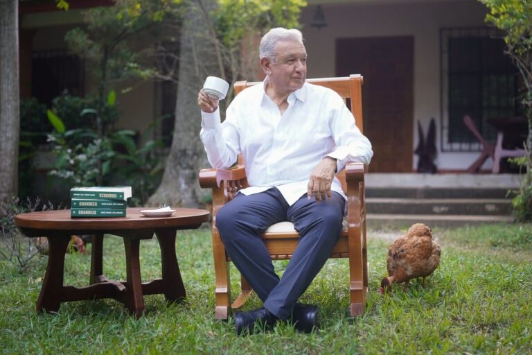 Reapariciones de AMLO Desafían su Retiro