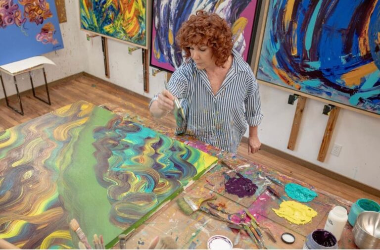 Color, energía y libertad: la exposición de Pilar Mainou abre una conversación íntima con el espectador