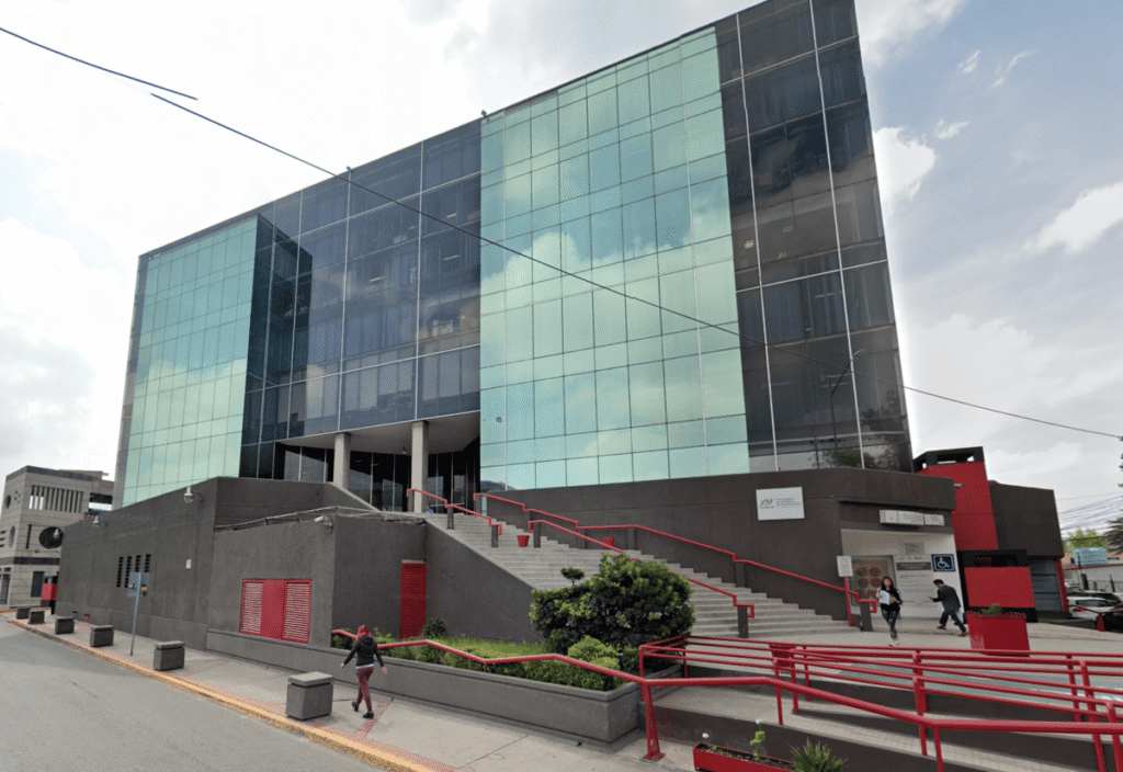 usto frente al local de Julia, sobre la misma avenida Mariano Escobedo, están las oficinas regionales del SAT en Tlalnepantla.