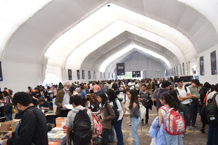 Con el Remate de Libros UNAM, los públicos lectores se reencuentran alrededor del libro universitario en el corazón de CU