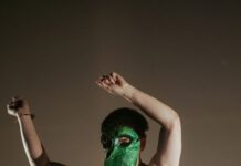 Tres funciones especiales de la obra Existen muchas formas de llegar a la costa, una docuficción sobre turismo masivo y despojo