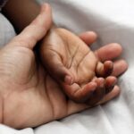 La adopción internacional en EE. UU. cae más de 90 % en dos décadas. Más espera, menos adopciones