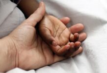 La adopción internacional en EE. UU. cae más de 90 % en dos décadas. Más espera, menos adopciones