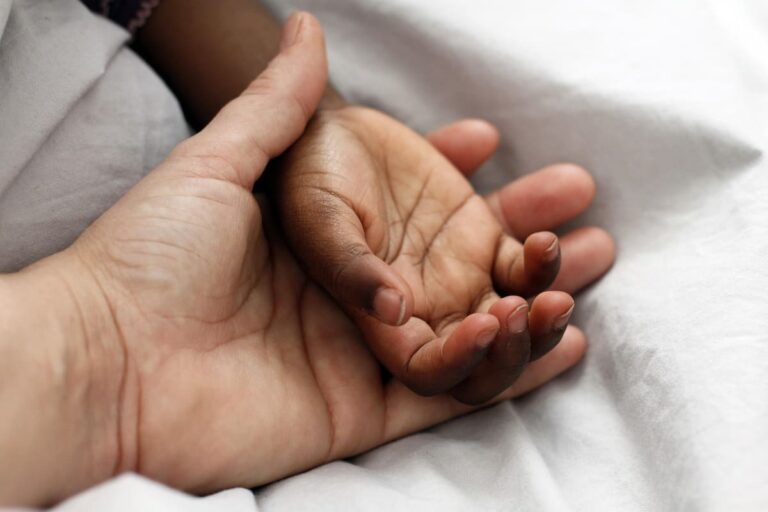 La adopción internacional en EE. UU. cae más de 90 % en dos décadas. Más espera, menos adopciones