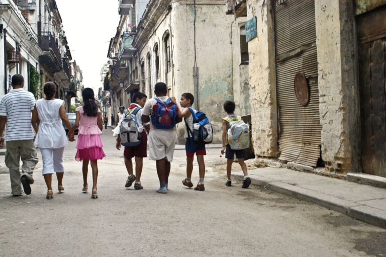 Exiliados Cubanos Rescatan Dictadura en Crisis