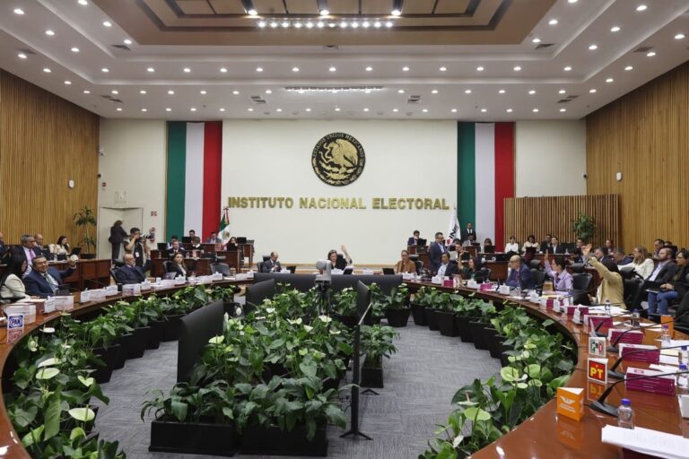 “Y cuando despertó, el dinosaurio aún estaba allí”