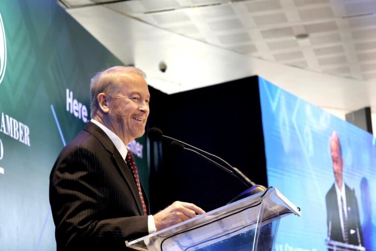 Sólo queda cerrar la CIA aquí y regresar al embajador