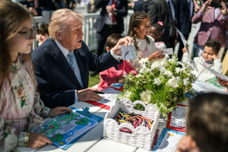 Trump: de lengua un TACO; (Donald siempre se acobarda)