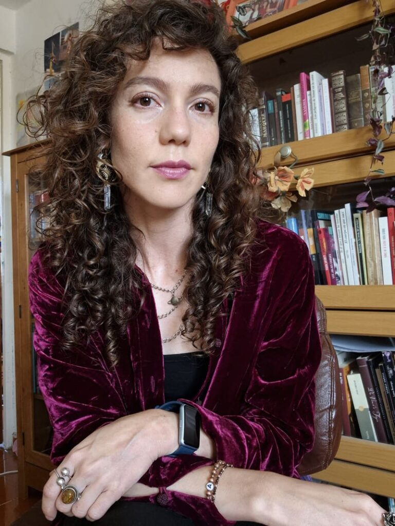 Literatura UNAM presenta Ser transparente, de Ángela Isabel Guardado