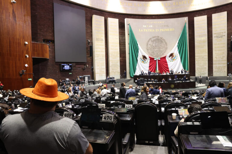 Congreso paralizado, pero aprobando burlas