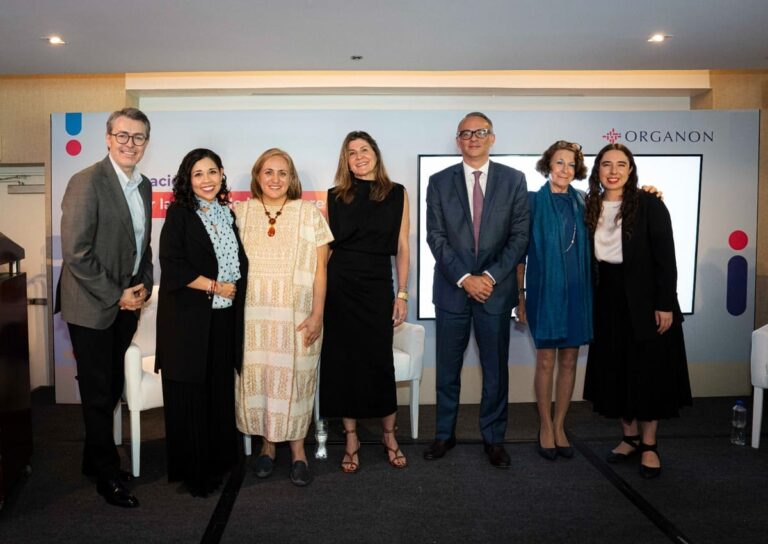 El costo invisible de vivir más: mujeres pasan hasta el 25% de su vida con mala salud y organizaciones se unen para cambiarlo