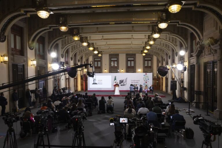 El medio es el mensaje, pero el contenido critica al poder
