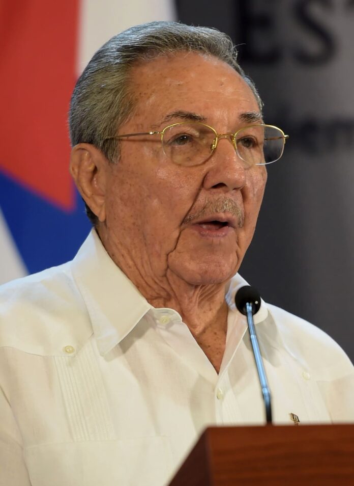Raúl_Castro_Ruz_en_México,_2015_(cropped) (1)