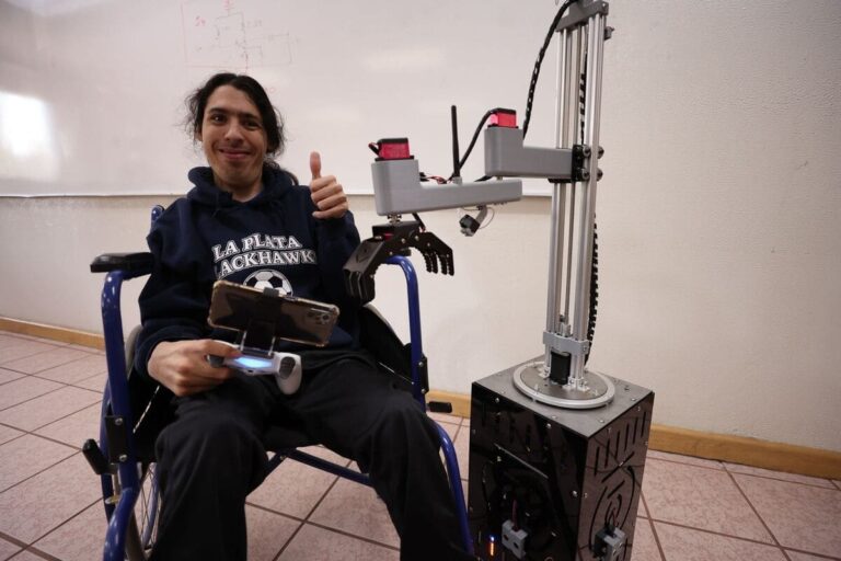 Desarrollan estudiantes del IPN robot asistente para personas con discapacidad