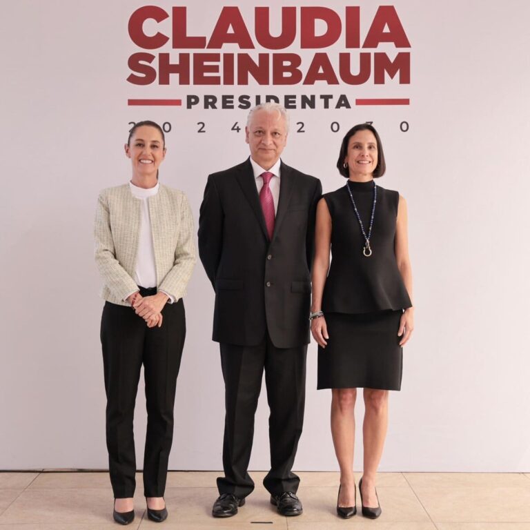 El puño que le choca al gobierno feminista