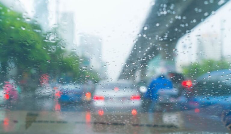 Lluvias, movilidad y trabajo: cómo los eventos climáticos están acelerando la evolución de la oficina en México
