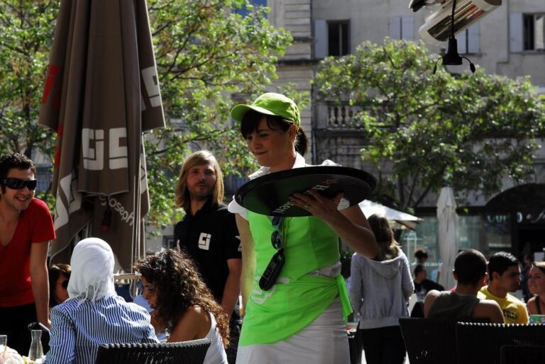 El miedo a ICE está empujando a miles de inmigrantes a quedar fuera del mercado laboral. Restaurantes vacíos y cocinas sin personal en EE. UU.