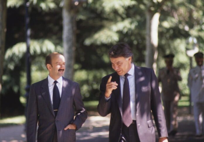 Felipe_González_pasea_con_presidente_de_México._Pool_Moncloa._15_de_julio_de_1989 (1)