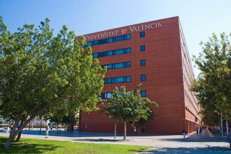 La Universitat de València fortalecerá los vínculos académicos y culturales entre España y México en la Filuni 2026