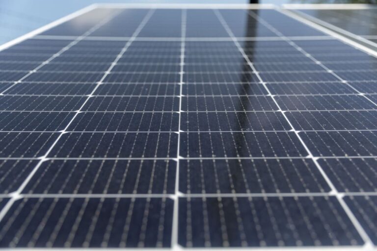 Desarrollan investigadores del IPN cargadores a base de energía solar para automóviles eléctricos