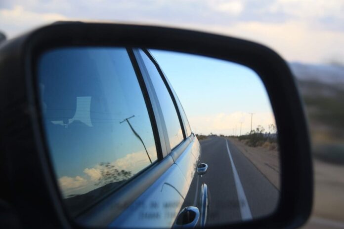 murl999-rear-view-mirror-5433026_1280 (1)