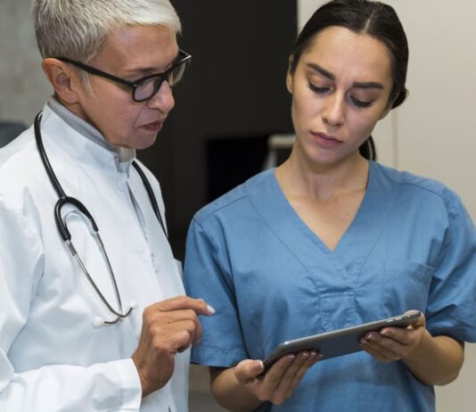 La innovación en salud avanza, pero 47% de los médicos aún no utiliza herramientas de apoyo clínico