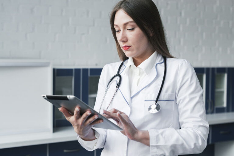 La tecnología gana terreno en salud, pero 47% de los médicos aún no incorpora herramientas de apoyo clínico