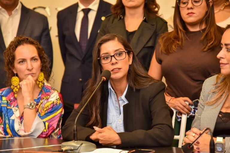 Van por escuelas primarias y secundarias libres de celulares en la CDMX