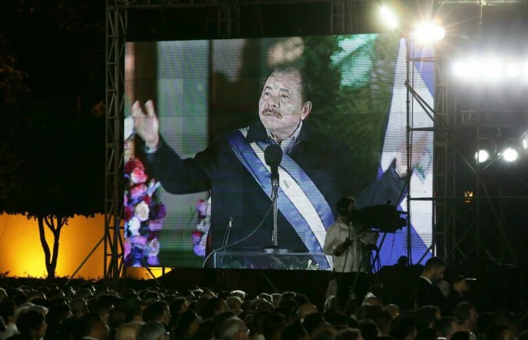 Al defender a otros, por sí abogan