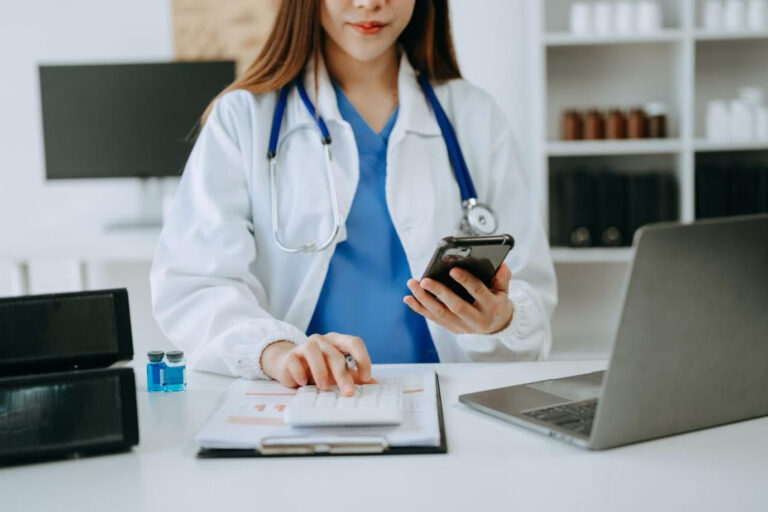 4 de cada 10 médicos han utilizado herramientas digitales para emitir recetas, ¿qué tan digitalizados están los consultorios en México?
