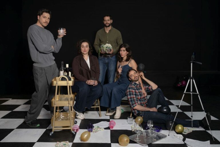Obra Todavía podemos ser felices celebra el amor con una fiesta de divorcio